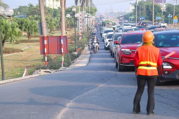 Để phục vụ thi công, Sở Xây dựng Hà Nội đã nhiều lần thông báo điều chỉnh tổ chức giao thông, phân luồng phương tiện qua khu vực. Nhà thầu bố trí 10 nhân sự mỗi ca, chia thành 2 ca để trực phân luồng tại công trường và từ xa.