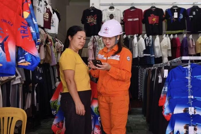 Nhân viên Công ty Điện lực Lai Châu hướng dẫn khách hàng cài đặt APP EVN CSKH