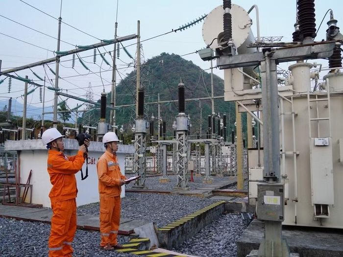 Xí nghiệp lưới điện cao thế Lai Châu kiểm tra vận hành TBA 110 kV bằng camera nhiệt
