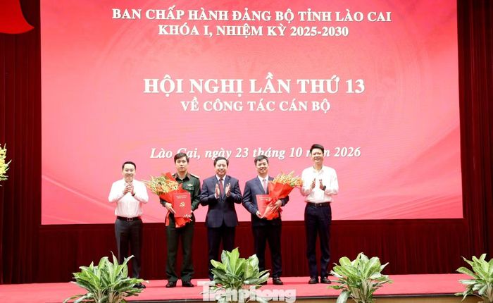 Bí thư Tỉnh ủy Lào Cai Dương Quốc Huy và Thường trực Tỉnh ủy trao Quyết định, tặng hoa chúc mừng Thượng tá Lương Hoàng Giang và ông Nguyễn Minh Toàn.