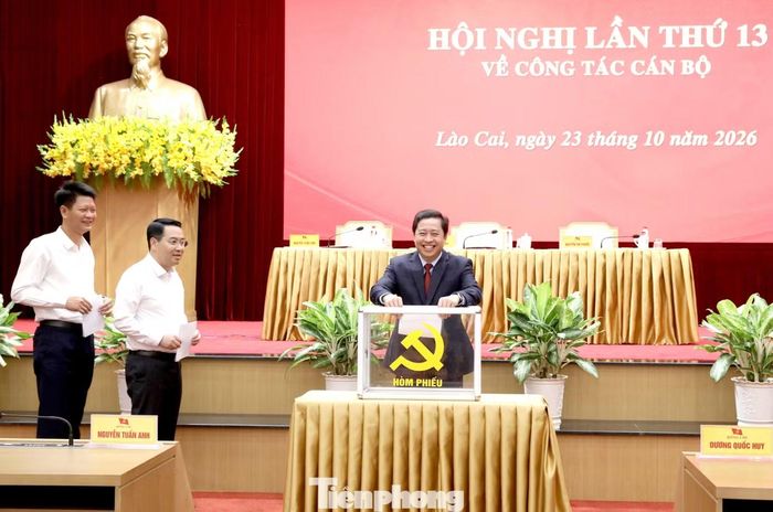 Các đại biểu bỏ phiếu bầu Ủy viên Ủy ban Kiểm tra Tỉnh ủy.