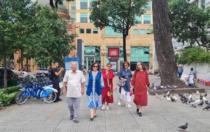 Những cuộc gặp của đạo diễn Nguyễn Vinh Sơn và đồng nghiệp trước khi ông qua đời vì bạo bệnh.