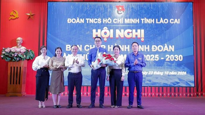 Các đại biểu tặng hoa chúc mừng tân Phó Bí thư Tỉnh Đoàn Lào Cai.