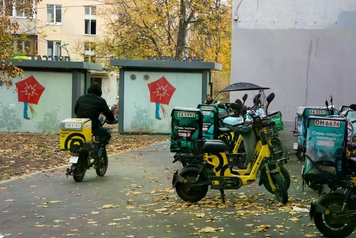 Một tài xế của Yandex giao đồ ăn bằng xe máy ở Mátxcơva. (Ảnh: AP)