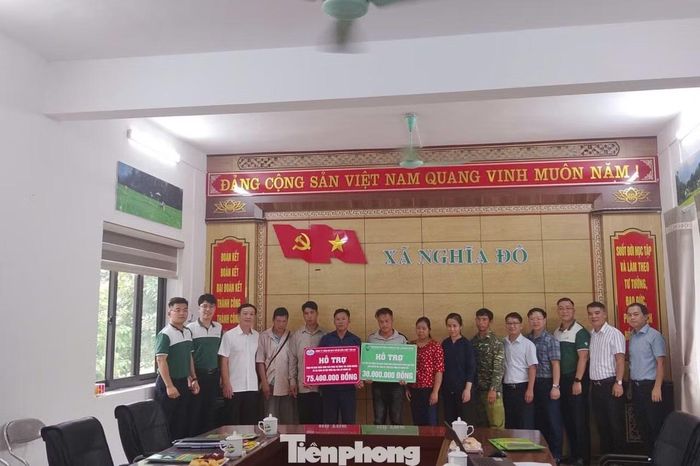 Trao kinh phí hỗ trợ cho các hộ gia đình