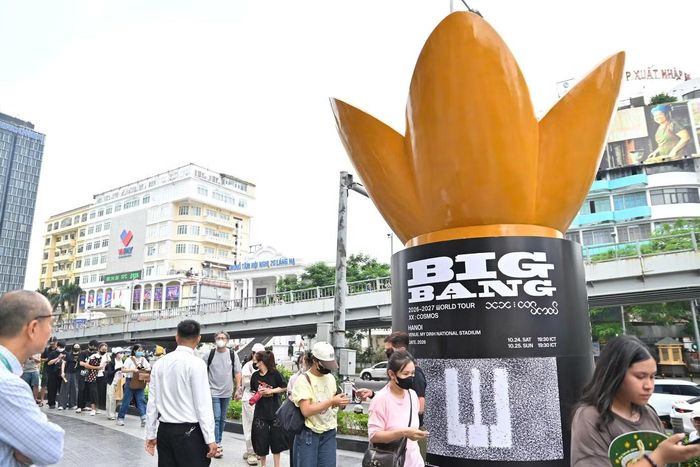 Hàng dài chờ đợi bất chấp thời tiết nắng nóng.