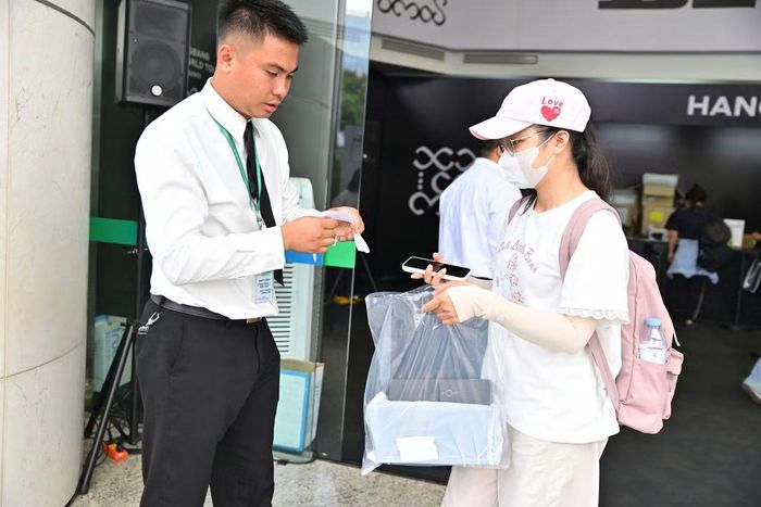Chị Thanh Yến di chuyển quãng đường hơn 20 km từ Thường Tín đến Láng Hạ để được cầm trên tay những món đồ ủng hộ nhóm nhạc yêu thích. Chị Yến cho biết đã xếp hàng bên ngoài từ gần 5h sáng, chờ khoảng 5 tiếng đồng hồ để được vào cửa hàng.