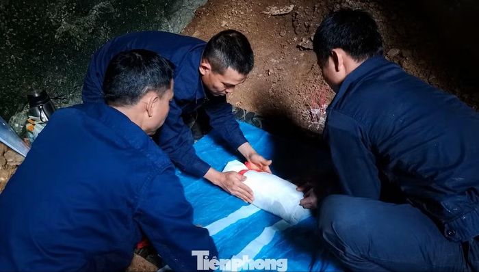 Đội Quy tập hài cốt liệt sĩ, Bộ CHQS tỉnh Nghệ An xử lý cẩn thận từng hài cốt để đưa các anh về với đất mẹ.