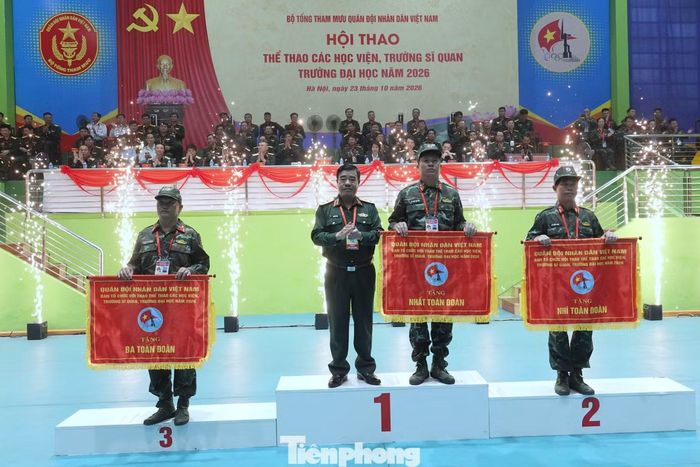Trung tướng Nguyễn Bá Lực trao giải Nhất, Nhì, Ba toàn đoàn tặng các trường Sĩ quan Chính trị, Sĩ quan Lục quân 1 và Sĩ quan Lục quân 2.
