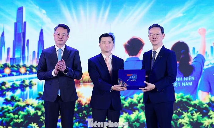 Ban Bí thư T.Ư Đoàn, Thường trực T.Ư Hội LHTN Việt Nam tặng quà lưu niệm lãnh đạo TCP. Ảnh: Xuân Tùng