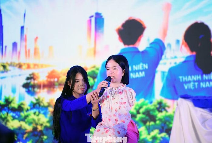 Chị Lê Thị Thắm chia sẻ tại chương trình. Ảnh: Xuân Tùng