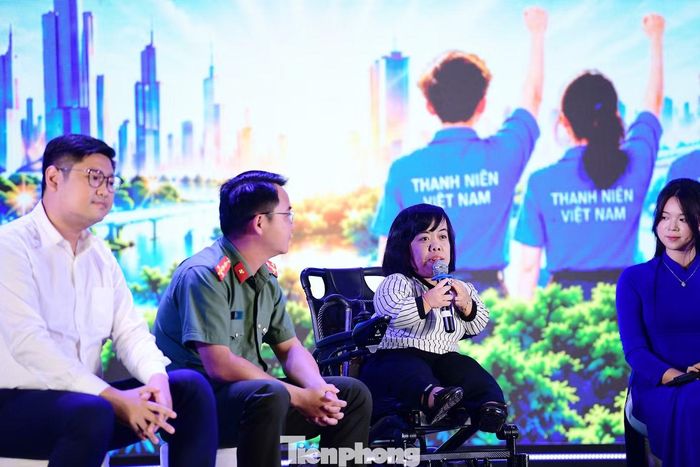 Chị Đặng Thị Oanh chia sẻ hành trình vươn lên giúp nhiều trường hợp phát triển kinh tế. Ảnh: Xuân Tùng