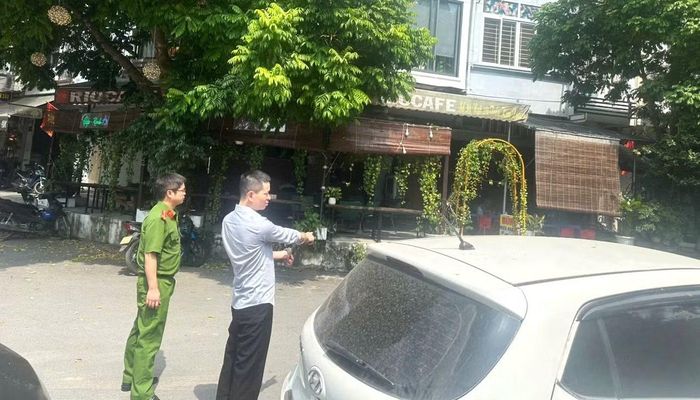 Bị can Lê Trần Thợ chỉ lại quá trình cầm cố chiếc xe ô tô đã chiếm đoạt. Ảnh CAT