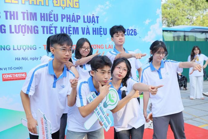 Sinh viên tham gia các mini game về tìm hiểu quy định pháp luật liên quan tiết kiệm năng lượng