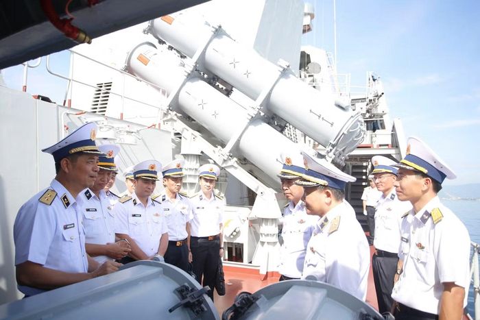 Phó Đô đốc Nguyễn An Phong - Bí thư Đảng ủy, Chính ủy Hải quân, kiểm tra tàu chiến đấu của Lữ đoàn 162, Vùng 4 Hải quân.
