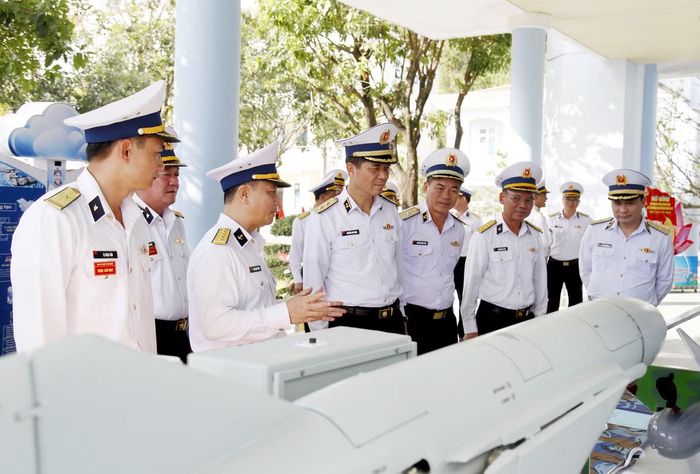 Phó Đô đốc Nguyễn An Phong tham quan mô hình sáng kiến tại Lữ đoàn 680, Vùng 3 Hải quân.