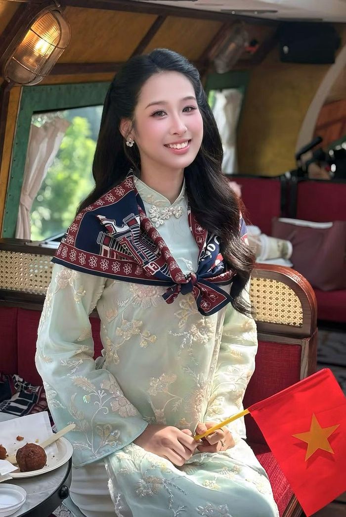 Những trải nghiệm trên chuyến tàu 5 cửa ô là kỷ niệm đáng nhớ với Mai Linh khi cô được thưởng thức món ăn đặc trưng của mùa thu Hà Nội như cốm, trà sen cùng những làn điệu hát xẩm độc đáo.