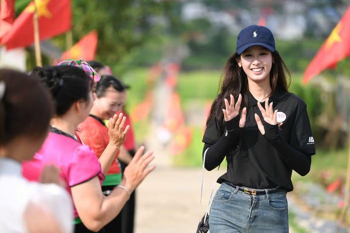Mai Linh cho biết những chuyến đi khiến cô suy nghĩ nhiều hơn về trách nhiệm của bản thân đối với xã hội, đặc biệt là vấn đề liên quan đến môi trường, giáo dục và các nhóm dễ bị tổn thương. "Khi đến đó, tôi nhận ra rằng những điều tưởng chừng bình dị với mình lại có thể trở thành những trải nghiệm đáng quý đối với người khác. Những khoảnh khắc được cùng các em vui đùa, trò chuyện và nhìn thấy sự hồn nhiên trong ánh mắt của các em khiến tôi cảm nhận rõ hơn ý nghĩa của sự sẻ chia", cô nói.