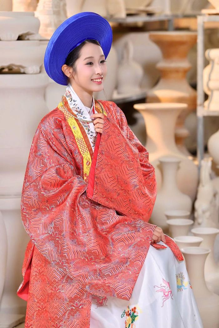 Mai Linh và các thí sinh có cơ hội mặc thử áo tứ thân, đội nón quai thao của các liền anh, liền chị khi thăm đền Đô, Bắc Ninh hay mặc trang phục của các dân tộc vùng cao khi tới thăm Lai Châu, Tuyên Quang.