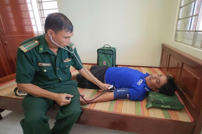 Các ngư dân được cán bộ, chiến sĩ Bộ đội Biên phòng thăm khám sức khỏe sau khi được cứu sống và đưa vào bờ.