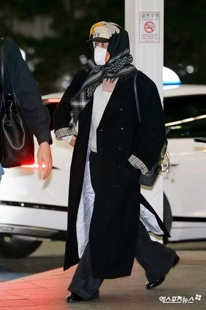 G-Dragon xuất hiện tại sân bay, trên đường tới Hà Nội biểu diễn.