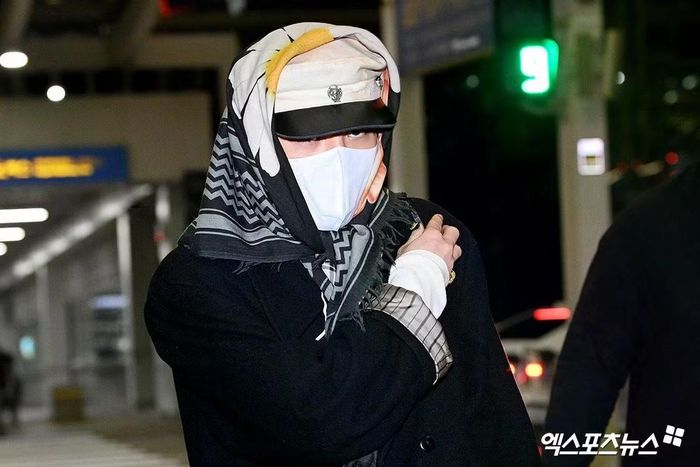 Thủ lĩnh G-Dragon không chỉ là biểu tượng âm nhạc mà còn là biểu tượng thời trang toàn cầu. Anh cũng là một trong những nghệ sĩ kiếm tiền giỏi nhất Hàn Quốc. Năm 2025, thông qua các hoạt động như chuyến lưu diễn thế giới và xuất hiện trên các chương trình truyền hình, anh mang về cho công ty quản lý gần 300 tỷ won (khoảng 200 triệu USD) doanh thu. Năm 2025, G-Dragon phát hành album solo phòng thu thứ ba Übermensch và thực hiện các hoạt động quảng bá quy mô lớn, bao gồm chuyến lưu diễn toàn cầu, xuất hiện trên truyền hình và quảng cáo. Album bán được hơn 600.000 bản trong ngày đầu tiên và hơn một triệu bản trong cả năm 2025. Tận dụng đà thành công này, “ông hoàng Kpop” khởi động chuyến lưu diễn vòng quanh thế giới quy mô lớn, trải dài qua 12 quốc gia với 39 buổi biểu diễn. Bắt đầu từ Goyang (Hàn Quốc) vào tháng 3/2025, anh thu hút khoảng 825.000 khán giả đến xem biểu diễn tại 17 thành phố.