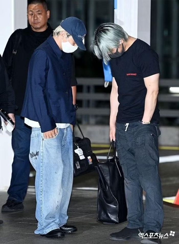  Hai thành viên còn lại là Taeyang và Daesung cũng đã có mặt tại sân bay để sẵn sàng sang Việt Nam biểu diễn. Ra mắt vào năm 2006, Big Bang trở thành một trong những nhóm nhạc tiêu biểu của Kpop thế hệ thứ hai với hàng loạt bản hit Lies, Haru haru, Last farewell, Fantastic Baby, Sober. Ca khúc gần nhất của nhóm phát hành vào tháng 4/2022. 