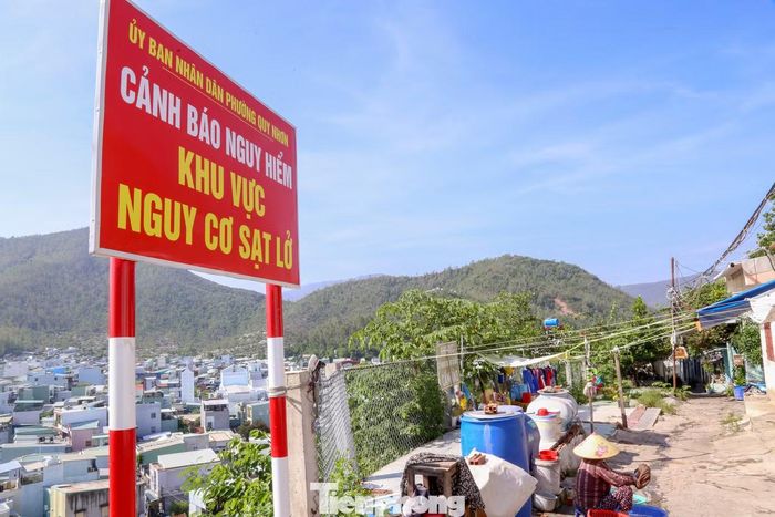 Địa phương cảnh báo nguy hiểm khu vực sạt lở.