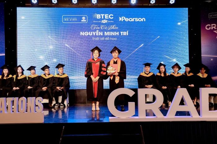 Niềm vui của các tân khoa BTEC FPT TP.Hồ Chí Minh trong ngày nhận bằng tốt nghiệp