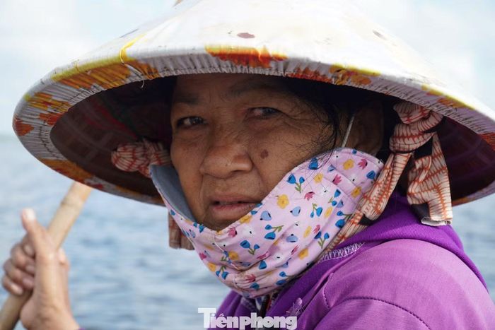  Bà Đoàn Thị Phu (vợ ông Dính) cho biết, những lúc sóng gió﻿ nổi lên quá lớn, một mình ông Dính không thể xoay xở kịp khi vừa phải lái xuồng vừa thu lưới, nên bà theo phụ chồng chèo chống để xuồng không lật. 
