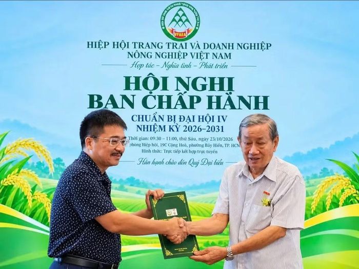 Ông Vũ Tiến (bên trái) nhận quyết định bổ nhiệm.