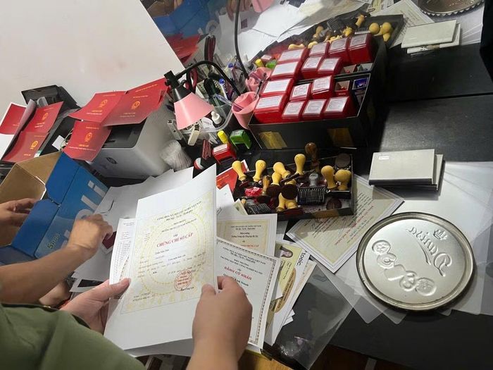 Văn bằng, chứng chỉ làm giả.