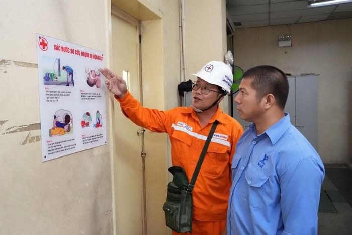 Bảng hướng dẫn sơ cứu người bị điện giật tại doanh nghiệp sản xuất.
