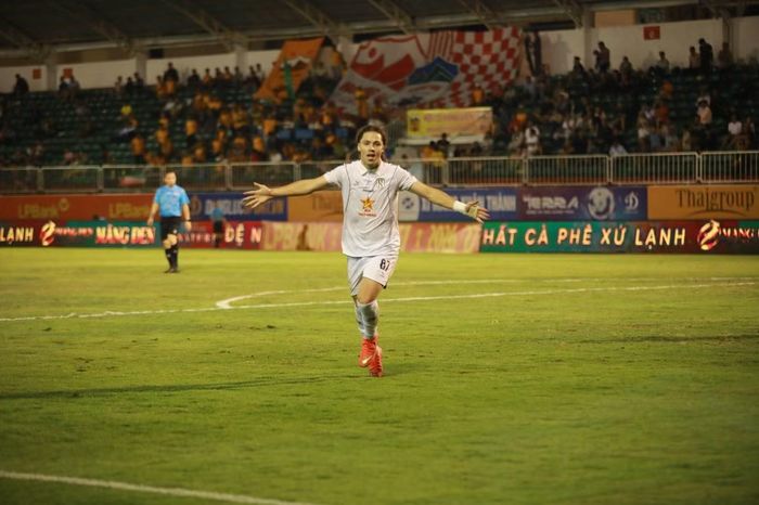  Amine Trần Đức Vinh là tác giả bàn ấn định thắng lợi 2-0 cho SLNA. 