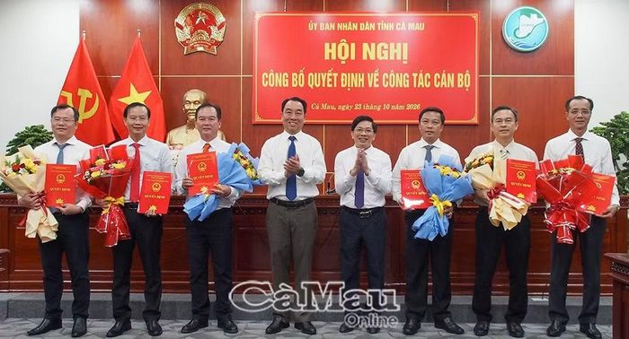 Phó Bí thư Thường trực Tỉnh uỷ Đặng Văn Dũng (bên phải) và Phó Bí thư Tỉnh uỷ, Chủ tịch UBND tỉnh Lữ Quang Ngời trao quyết định bổ nhiệm cho các đồng chí lãnh đạo sở, ngành và Văn phòng UBND tỉnh.