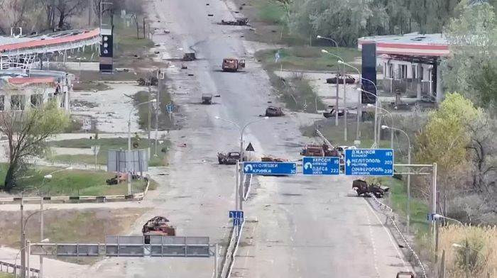 Cảnh tan hoang trên một tuyến đường ở Oleshky (tỉnh Kherson). (Ảnh: Reuters)