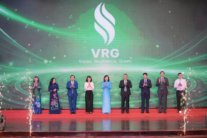 Bộ nhận diện thương hiệu mới của VRG chính thức được công bố tại chương trình họp mặt kỷ niệm 97 năm Ngày truyền thống ngành Cao su Việt Nam và 20 năm thành lập Tập đoàn