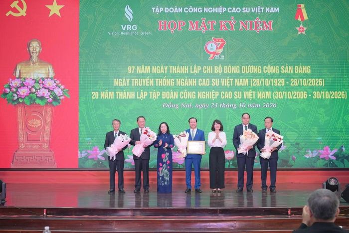 Bà Nguyễn Thị Thu Lan – Phó Bí thư chuyên trách Đảng ủy Bộ Tài chính và bà Thái Thu Xương – Phó Chủ tịch Tổng LĐLĐ Việt Nam trao bằng khen của Bộ Tài chính và hoa chúc mừng cho Ban TGĐ VRG.
