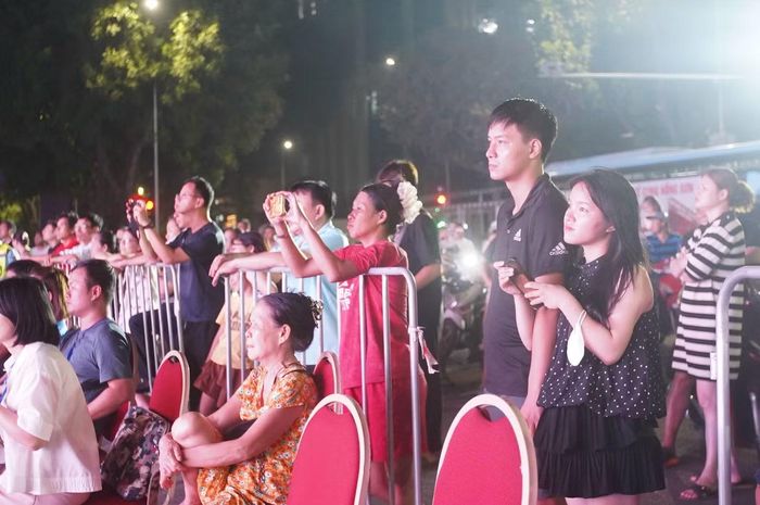 Chương trình tổng duyệt góp phần khuấy động không khí phố Trần Nhân Tông, Hà Nội trước