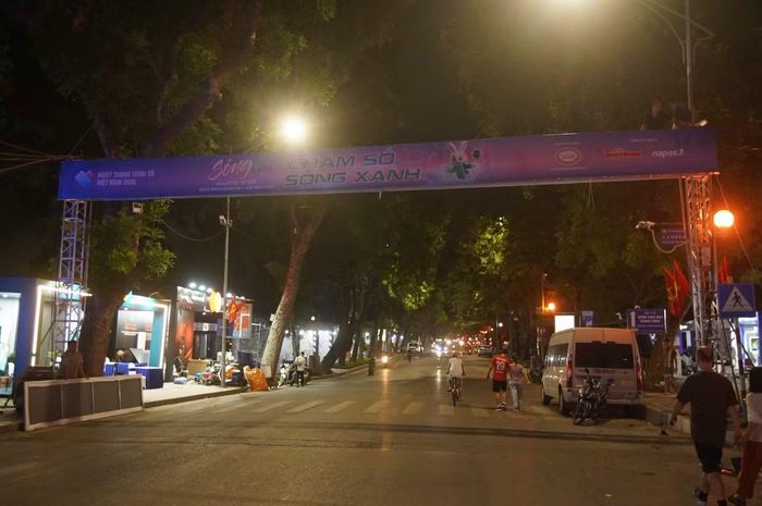 Sóng Festival 2026 diễn ra trong hai ngày 24-25/10 tại phố đi bộ Trần Nhân Tông, Hà Nội, với chủ đề “Chạm số - Sống xanh”. Các gian hàng ngân hàng, doanh nghiệp và khu vực giới thiệu đặc sản, sản phẩm OCOP sẽ tạo nên không gian lễ hội kết hợp mua sắm, giải trí và trải nghiệm công nghệ.