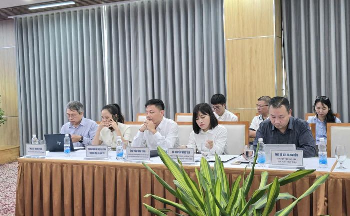 Hội thảo có sự tham gia của đại diện các cơ quan quản lý nhà nước, chuyên gia kinh tế, hiệp hội ngành hàng và cộng đồng doanh nghiệp, cùng trao đổi, đề xuất giải pháp phát triển thị trường đa kênh, kết nối hệ thống phân phối truyền thống với nền tảng số, mở rộng đầu ra và nâng cao năng lực cạnh tranh cho hàng hóa Việt Nam.