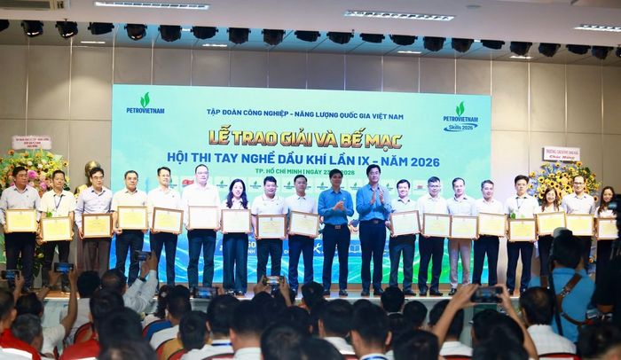 Công đoàn Tập đoàn đã trao Bằng khen cho 17 tập thể Công đoàn trực thuộc.