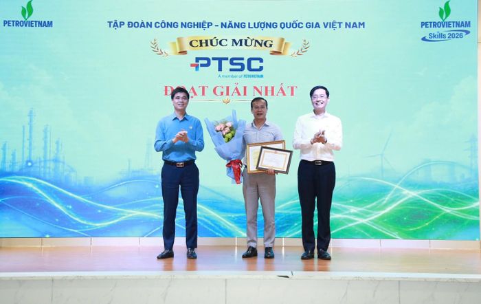 Ông Ngọ Duy Hiểu và ông Trần Quang Dũng trao giải Nhất toàn đoàn cho đội PTSC.