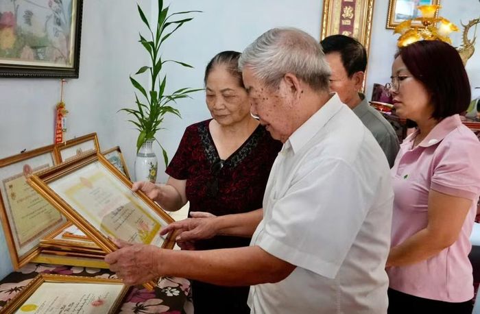 Ông Đoàn Hữu Lập và gia đình chia sẻ những ký ức về liệt sĩ Đoàn Hữu Ba.