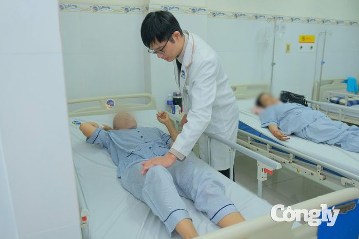 Bác sĩ thăm khám cho bệnh nhân.