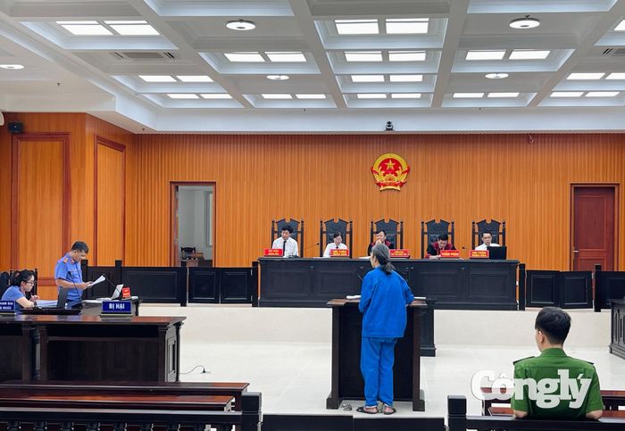 Đại diện Viện kiểm sát công bố cáo trạng tại phiên tòa.