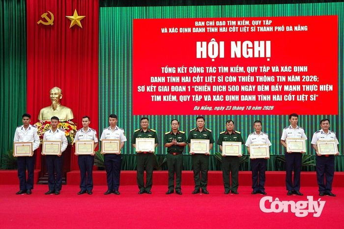 Bộ Chỉ huy Quân sự TP. Đà Nẵng trao Giấy khen cho các cá nhân thuộc Bộ Tư lệnh Vùng Cảnh sát biển 2 có thành tích xuất sắc trong thực hiện chiến dịch.
