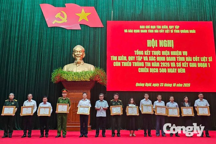 Ông Hồ Văn Niên, Bí thư Tỉnh ủy Quảng Ngãi, trao Bằng khen cho các tập thể có thành tích xuất sắc trong thực hiện “Chiến dịch 500 ngày đêm đẩy mạnh tìm kiếm, quy tập và xác định danh tính hài cốt liệt sĩ”.
