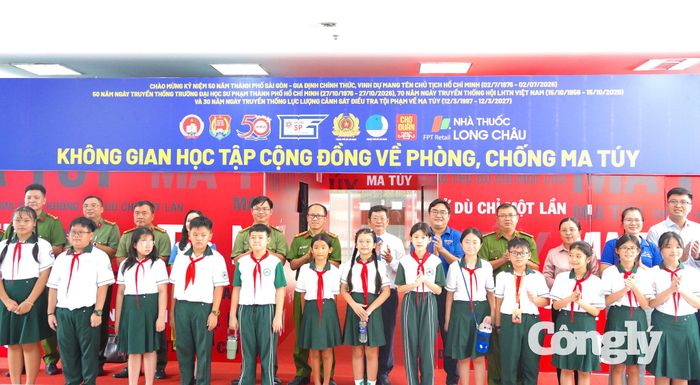 Các đại biểu chụp hình lưu niệm cùng các em học sinh.