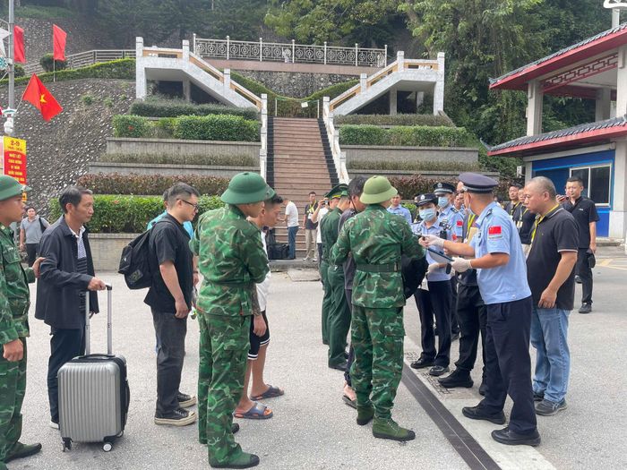 Các đơn vị phối hợp trục xuất, bàn giao đối tượng truy nã nhập cảnh trái phép vào Việt Nam cho phía Công an Trung Quốc.
